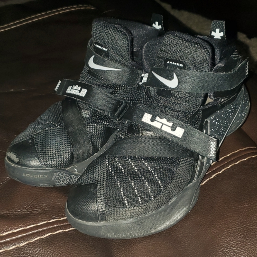Nike LeBron Soldier 9